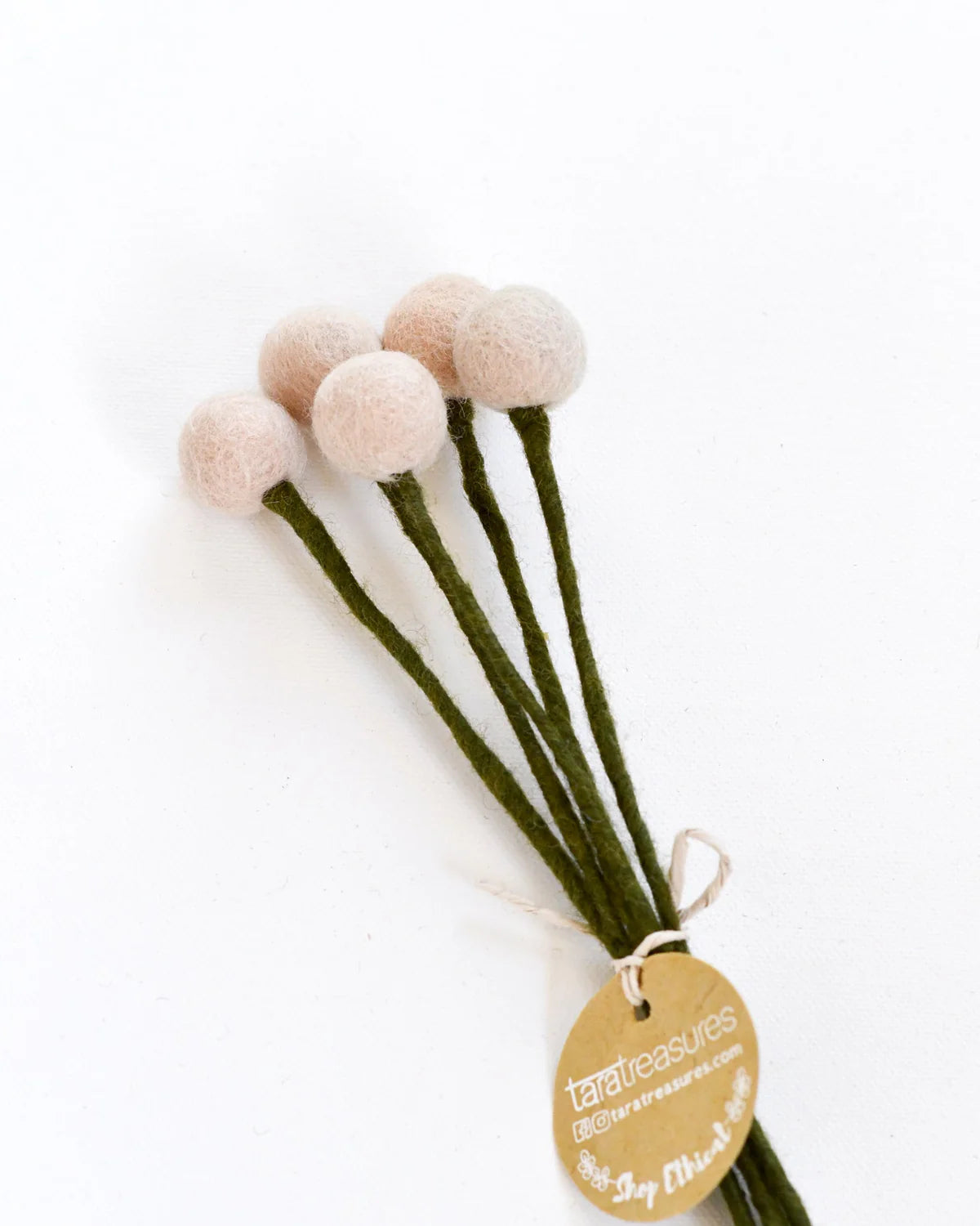 Light peach Hand-felted with attention to detail, this set of 5 Felt Billy Bottoms feature a calming pastel hue. Made entirely from NZ wool felt and natural dye colours, you will never have to replace these flowers. There is a wire in the stem of each billy button so that you can add these to a floral arrangement.
