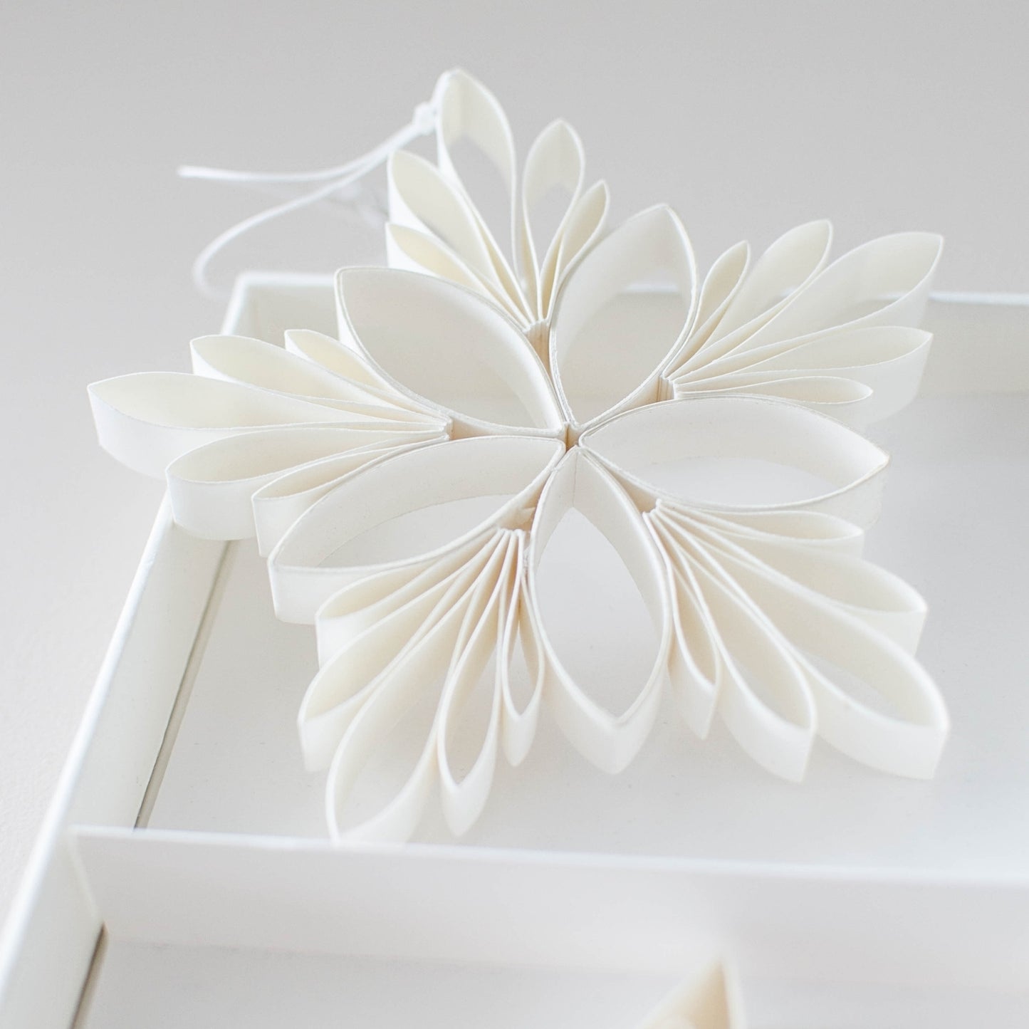 Delicate, intricate and an artisan peice for your Christmas decor collection. This 3 piece set includes 3 paper quilling stars in different designs and comes in a gorgeous white gift box.
