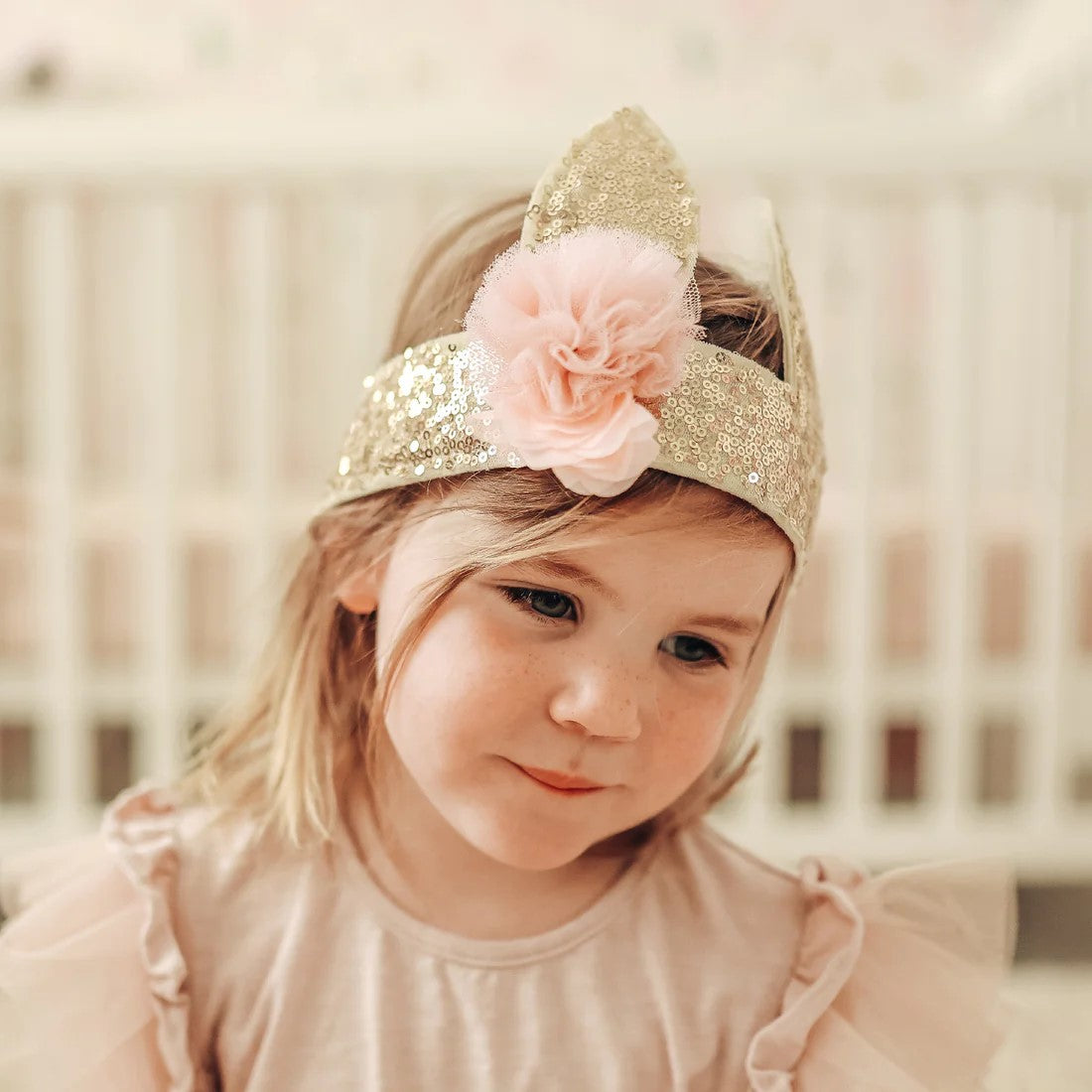 A sparkly sequin adjustable bunny crown for playtime.  Bright sequins and felt with linen backing.  Ribbon ties.
