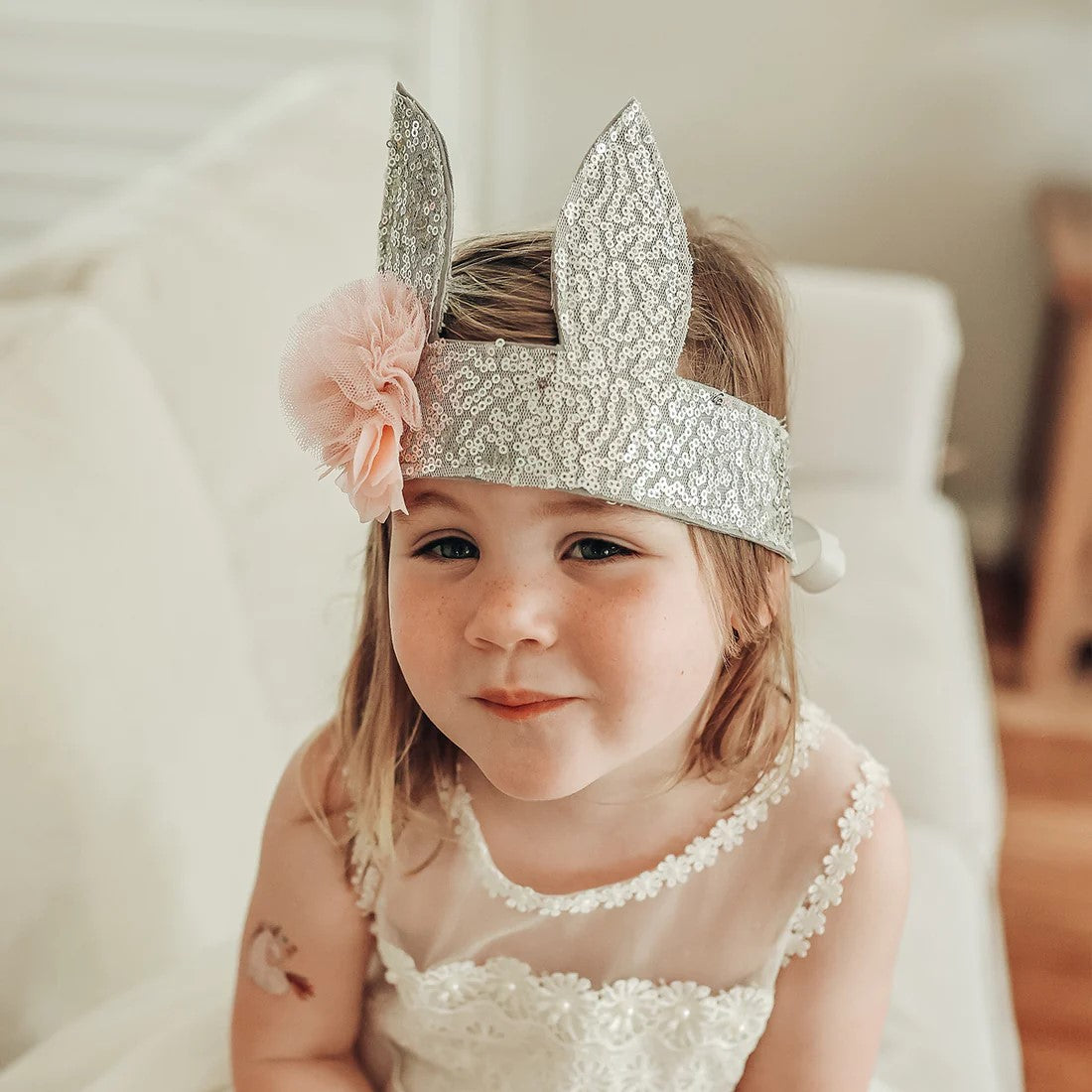 A sparkly sequin adjustable bunny crown for playtime.  Bright sequins and felt with linen backing.  Ribbon ties.