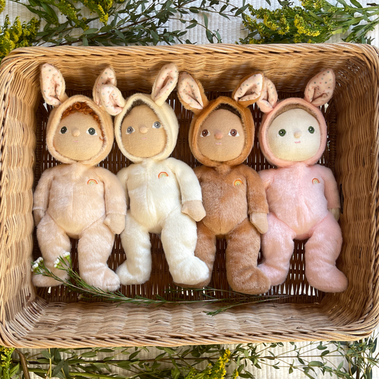The Dinky Dinkum Dolls Fluffle Family is the ultimate cuddly crew, bringing together 6 adorable bunnies, each with their own unique personality and soft, floppy ears. Perfect for endless adventures, imaginative play, and cozy snuggles, this family is ready to hop into every springtime story. From big adventures to quiet moments, the Fluffle Family brings all the joy and charm of the season to life!