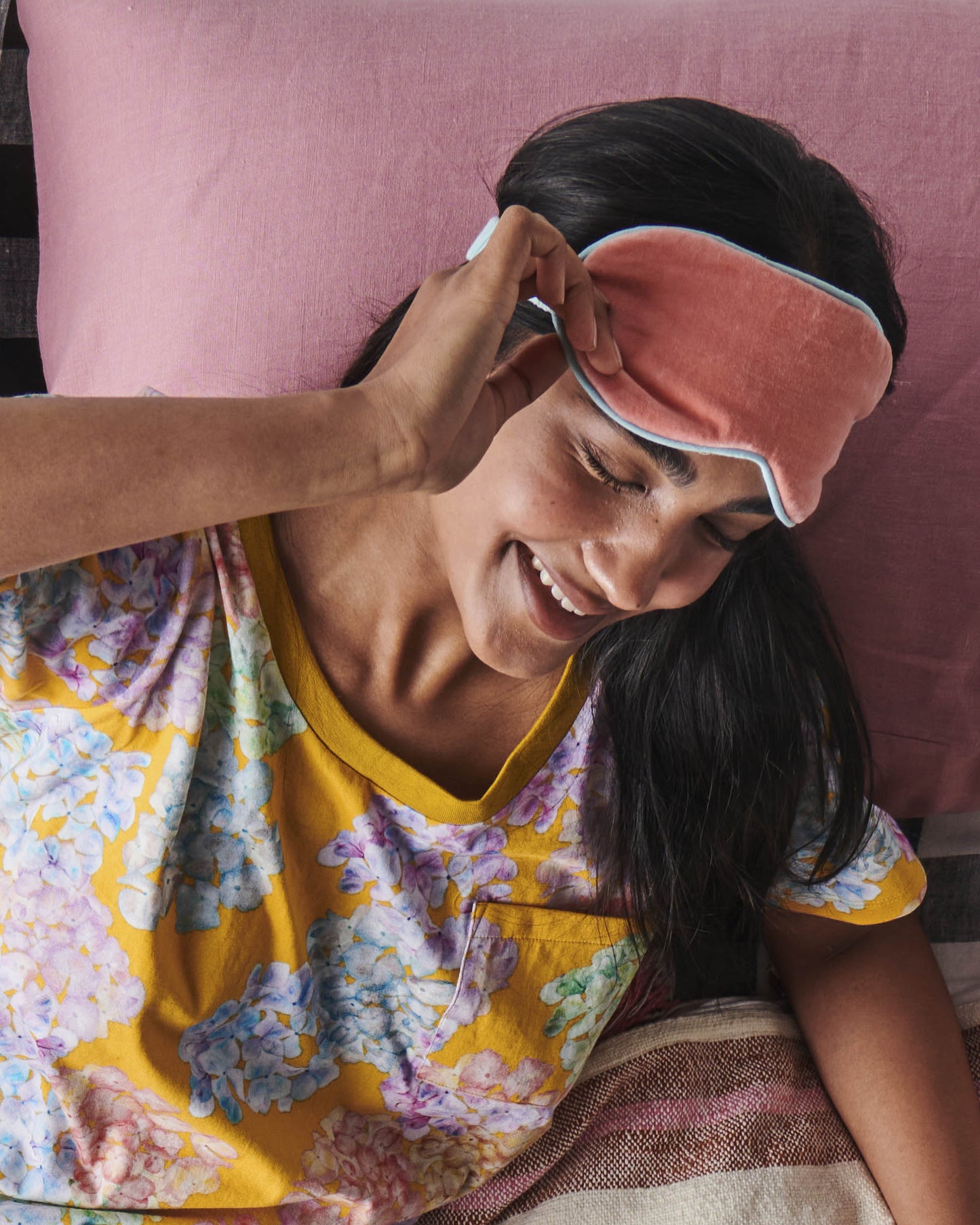 Let your peepers relax and reach the deepest of sleeps with our plush velvet eye masks. A sleep time necessity, the Coral Velvet Eye Mask features a peachy coral pink velvet mask with light blue velvet covered elasticised band.