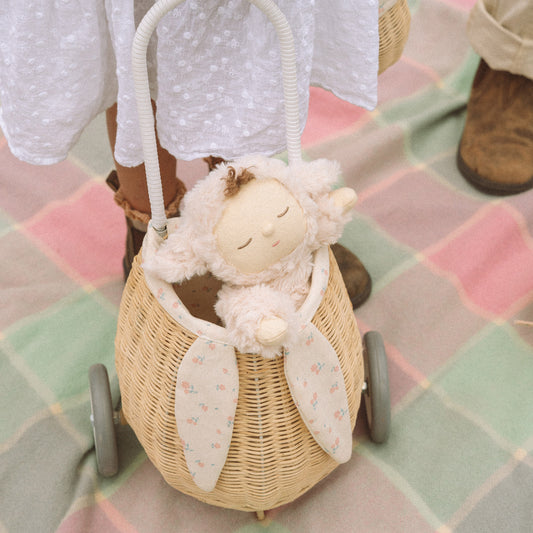 Cozy Lamby Pookie is all about that plush life with their soft curly and sheepish smile. Tuck Lamby Pookie into a Rattan Bunny Luggy or Rattan Berry Basket for a cuddly surprise come Easter morning.