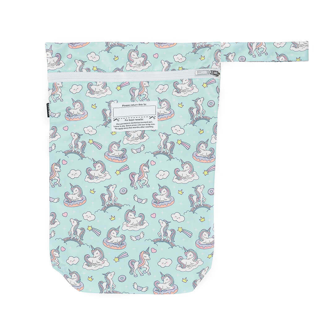 The Bedhead Wet Bag is perfect for getting damp items home safely from the beach or pool - without saturating everything else!  Simply wring out wet cossies, pop them in Wet Bag and close the zip.   For the lovers of fantasy and magical creatures, our unicorn print will be a hit! Playful and colourful, these cute white horned horses are loving life lazing around in pool floats, sleeping on clouds and traipsing over rainbows. 