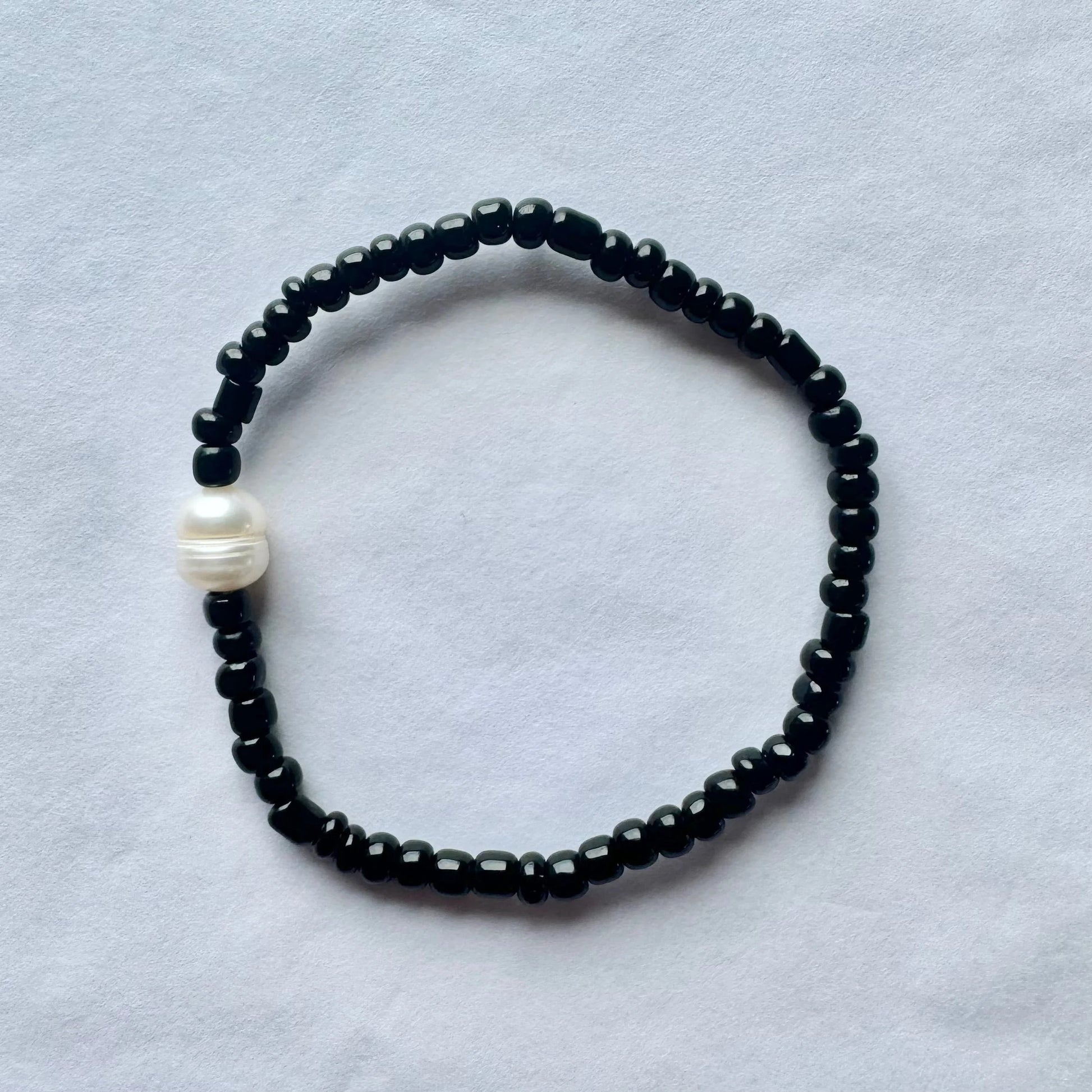 This bracelet boasts fine glass seed beads with a freshwater pearl as the feature. Elastic, great to wear by themselves or stacked together for that gorgeous layered effect. Available in 4 fab colours, the options are endless!