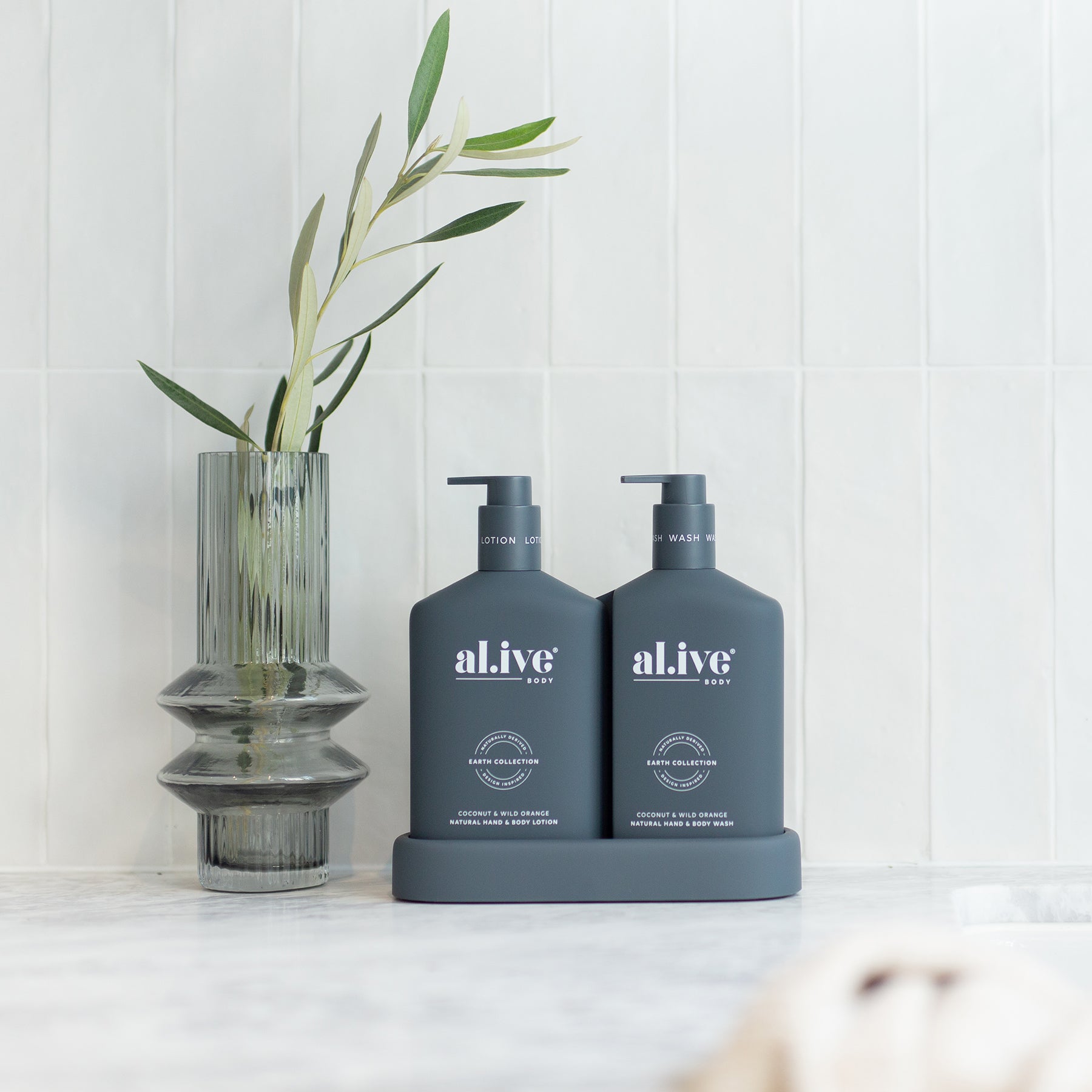 The al.ive body Coconut & Wild Orange Hand & Body Wash/Lotion Duo contains a luxurious blend of naturally derived ingredients, fortified with essential oils and native botanical extracts.  The Duo includes a 500ml hand & body wash, 500ml hand & body lotion and a matching tray.