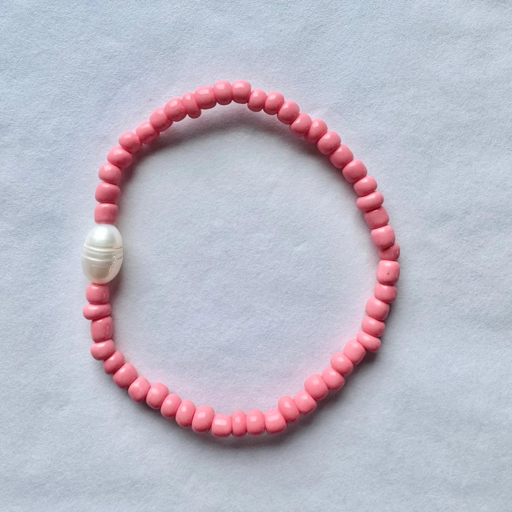 This bracelet boasts fine glass seed beads with a freshwater pearl as the feature. Elastic, great to wear by themselves or stacked together for that gorgeous layered effect. Available in 4 fab colours, the options are endless!