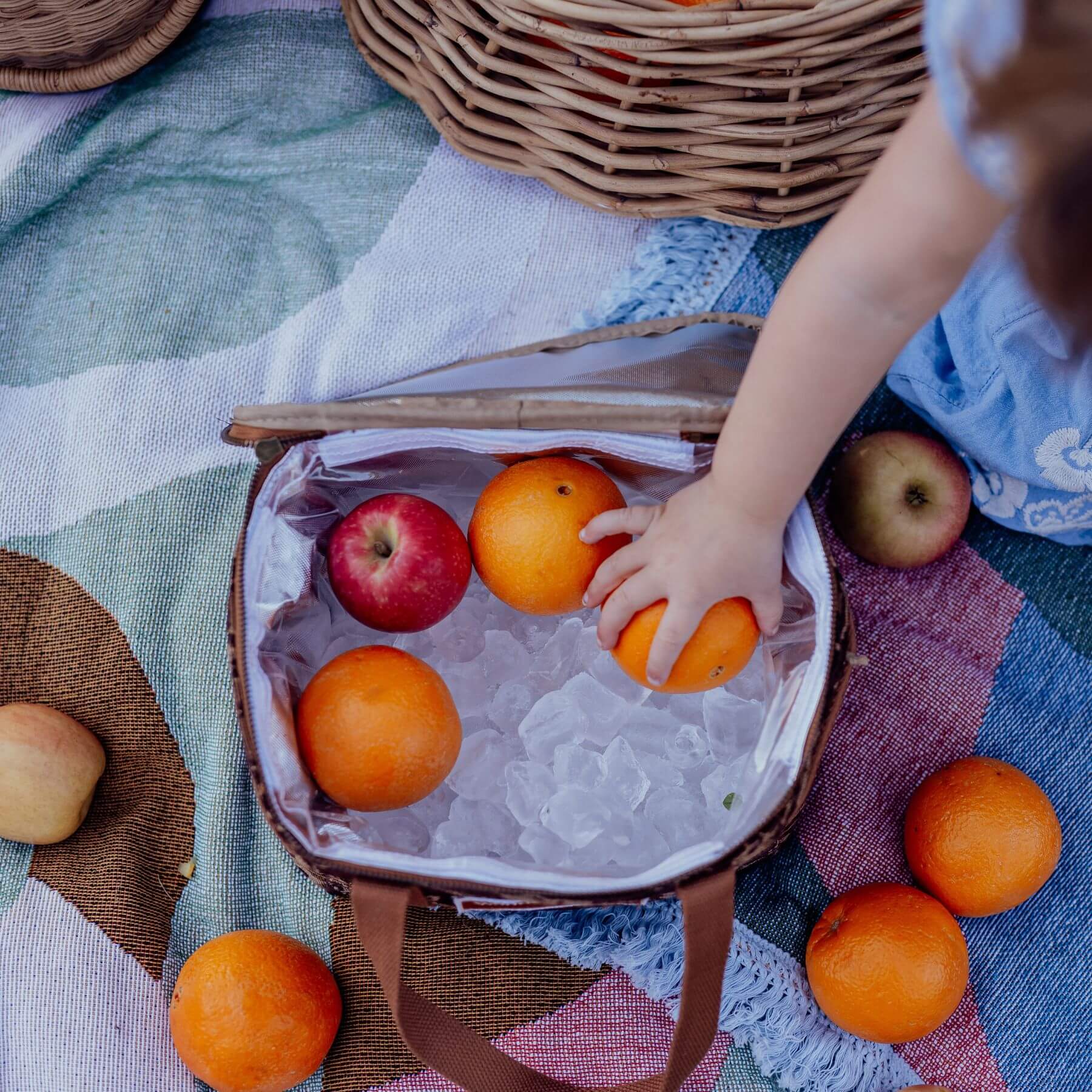 The Acacia Coco Mini Cooler is insulated, durable and leak proof. Made from a quality woven cotton blend with plenty of storage and a removable interior lining for easy clean and everyday use. 