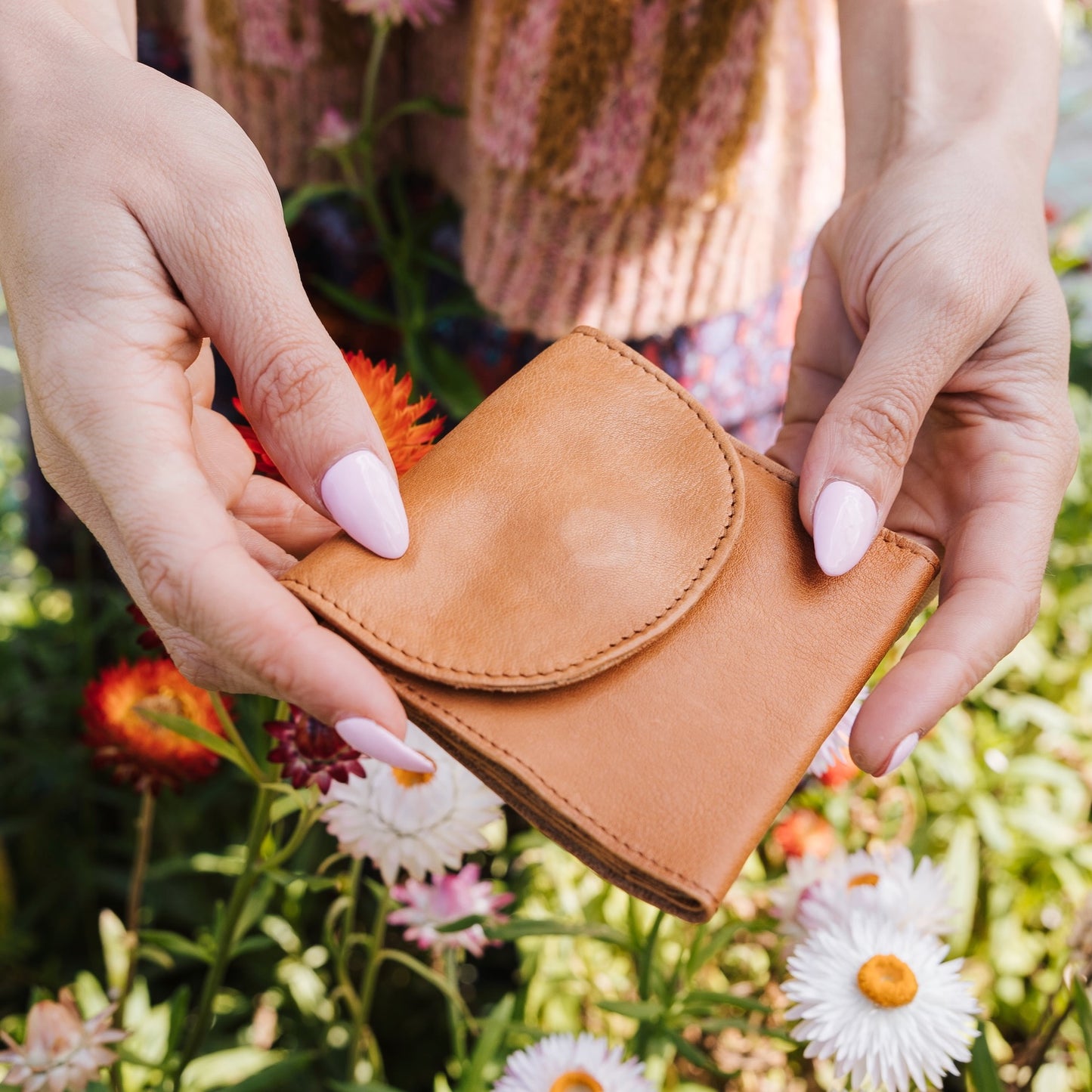 Small, unisex + super functional, our Making Waves purse features: - 3 card slots - a section for notes - coin section with zip closure - small + compact to fit in the pocket of your jeans or clutch  10 x 9.5 x 1 cm 