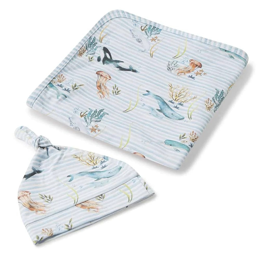 Snuggle Hunny cotton jersey wrap with matching beanie is soft, snuggly and stretches with baby. This wrap features our Snuggle Hunny Whale design and is a beautiful print for those who love the ocean.