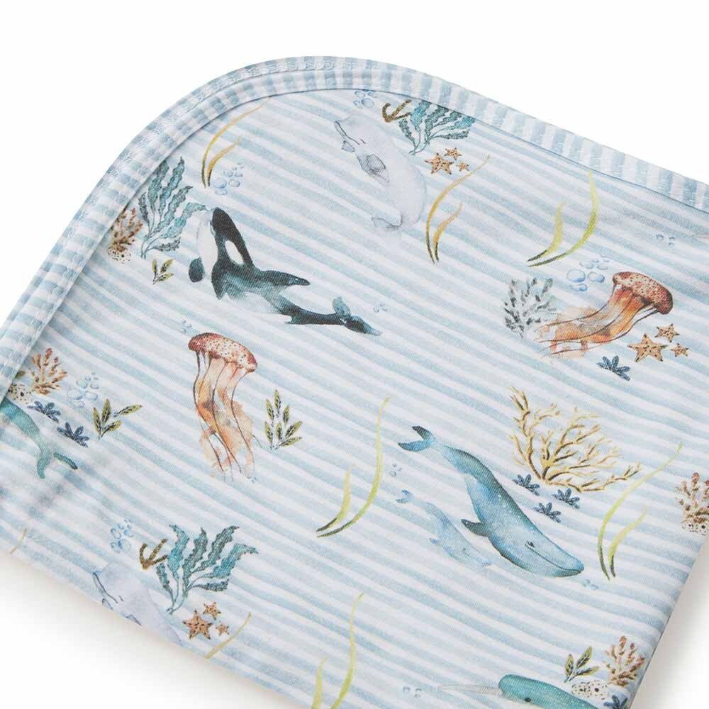 Snuggle Hunny cotton jersey wrap with matching beanie is soft, snuggly and stretches with baby. This wrap features our Snuggle Hunny Whale design and is a beautiful print for those who love the ocean.