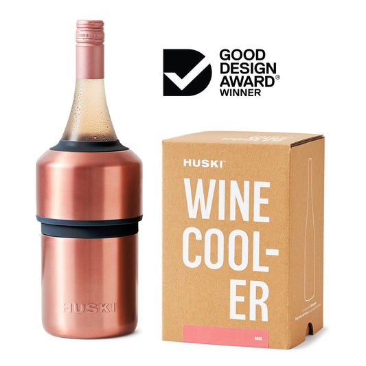 <p>&nbsp;Designed with life&nbsp;in mind, the Huski Wine Cooler keeps your wine at the&nbsp;perfect temperature for hours, whether you’re at home,&nbsp;around the BBQ, on the boat or anywhere in between.</p> <p>👉 Keeps drinks chilled for up to 6 hours. No ice needed.</p> <p>👉 One size fits most 750ml wine and champagne bottles.
