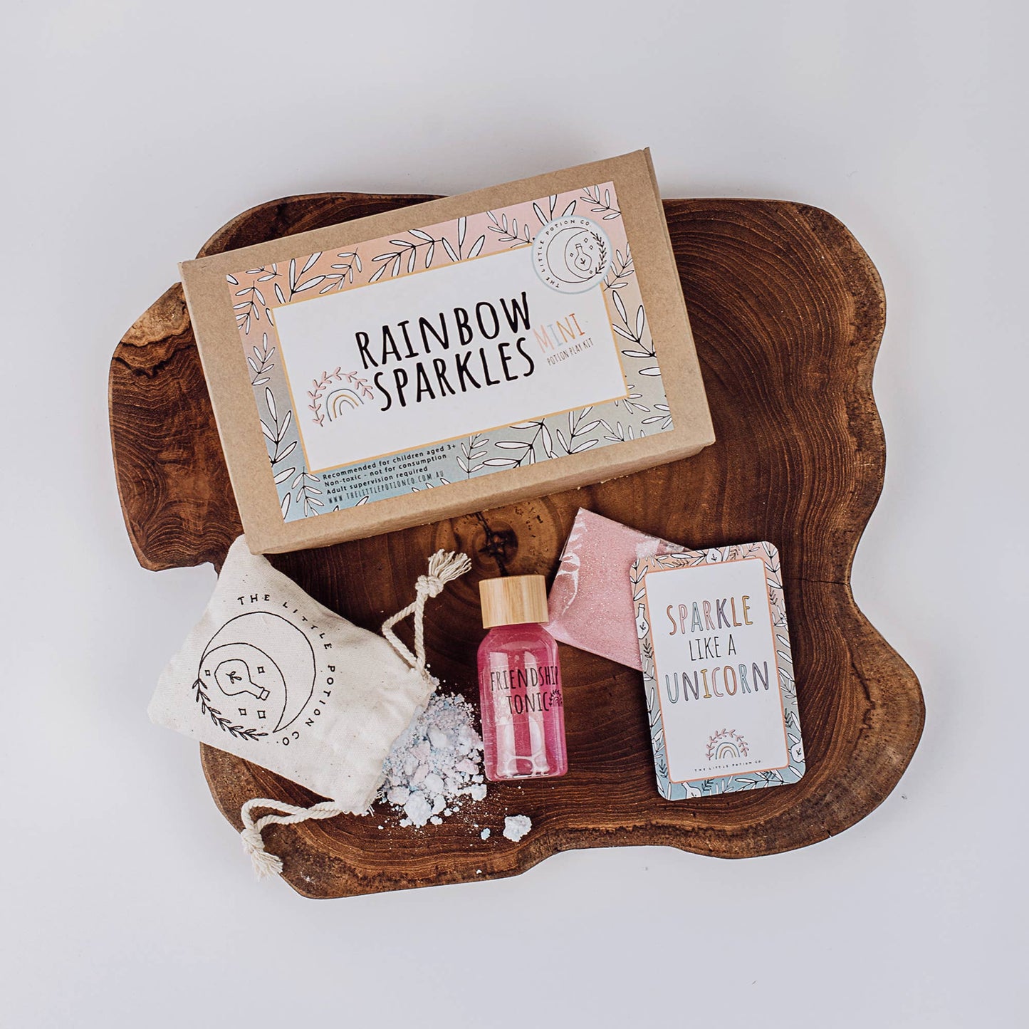  These mini kits allow children to explore the wonders of magic, and are perfect for learning how to express themselves.  This Sparkly mini kit is for those who dream of meeting a unicorn and wish on rainbows. Create potions for Love, friendship and hope with this kit. 